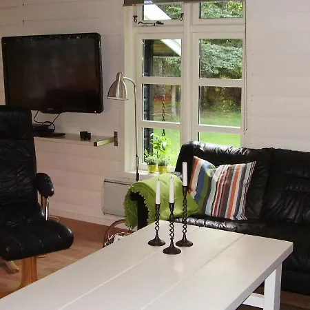 Three-bedroom Holiday In 8 *