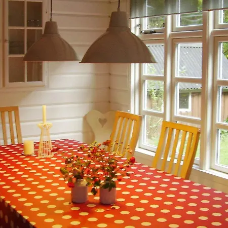 Three-bedroom Holiday In 8 *